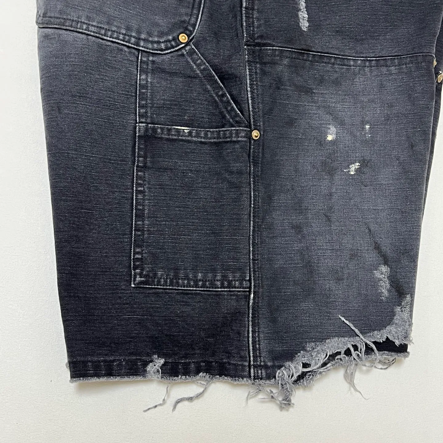 SAINT Mxxxxxx DOUBLE KNEE SHORTS/BLK Knee patches splashed with ink, washed and damaged denim shorts. Washed black S-XL. Custom woven and dyed denim denim with clear texture. Rewashed and faded to create local mottled fading/hole effects. Artificial distressing to simulate natural traces of wear. Original consistent damage treatment. Hand splashed ink and paint. Original consistent wash mark/pocket mark. Double knee patch. Rivet reinforcement. Improve functionality and enhance design.